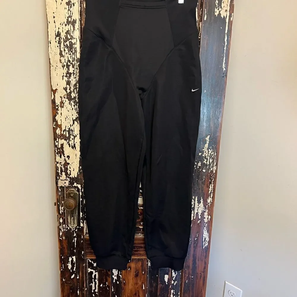 Women’s Nike Dri-Fit Training  Gym workout Pants. Size Medium.